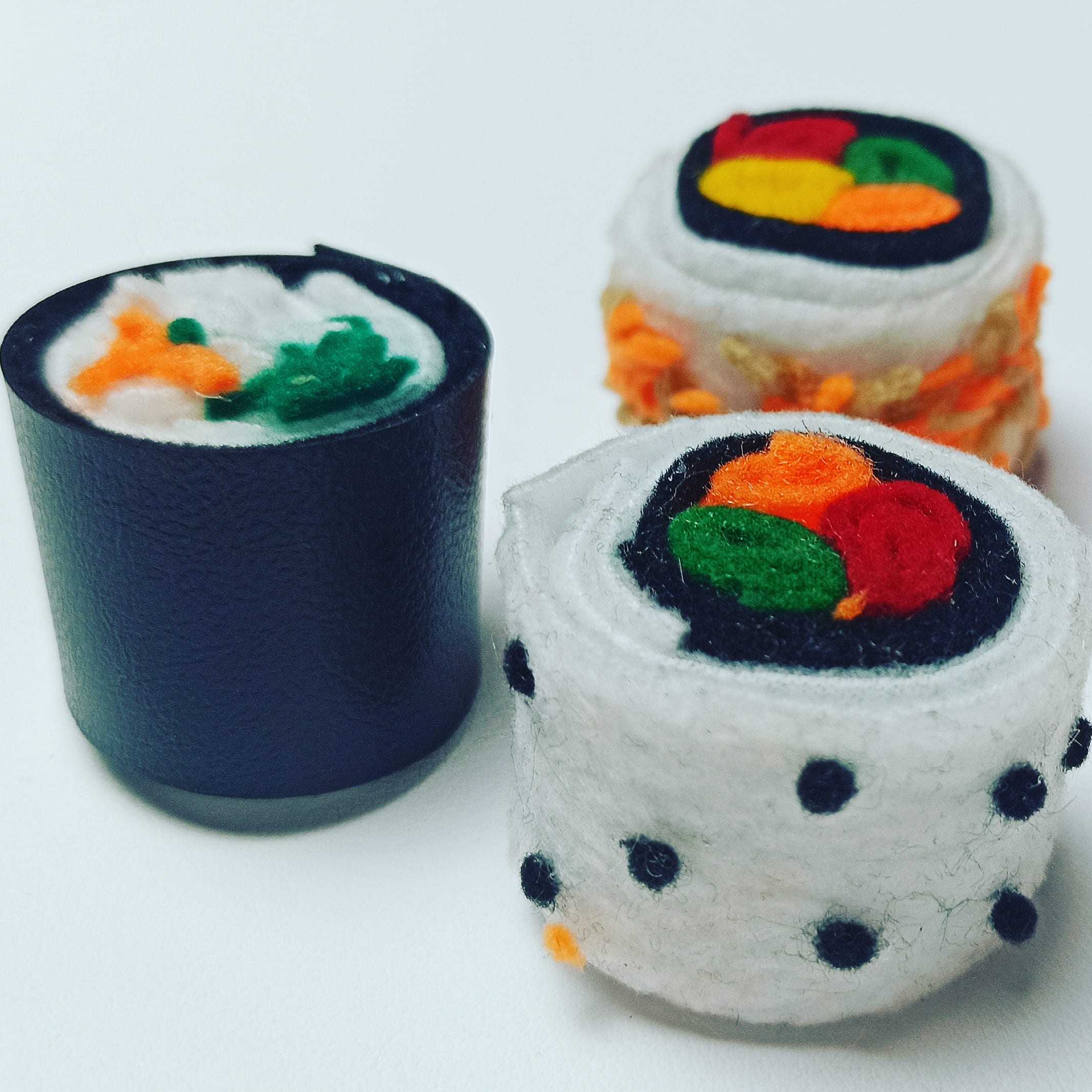 ערכה להכנת 3 מגנטים למקרר בצורת סושי