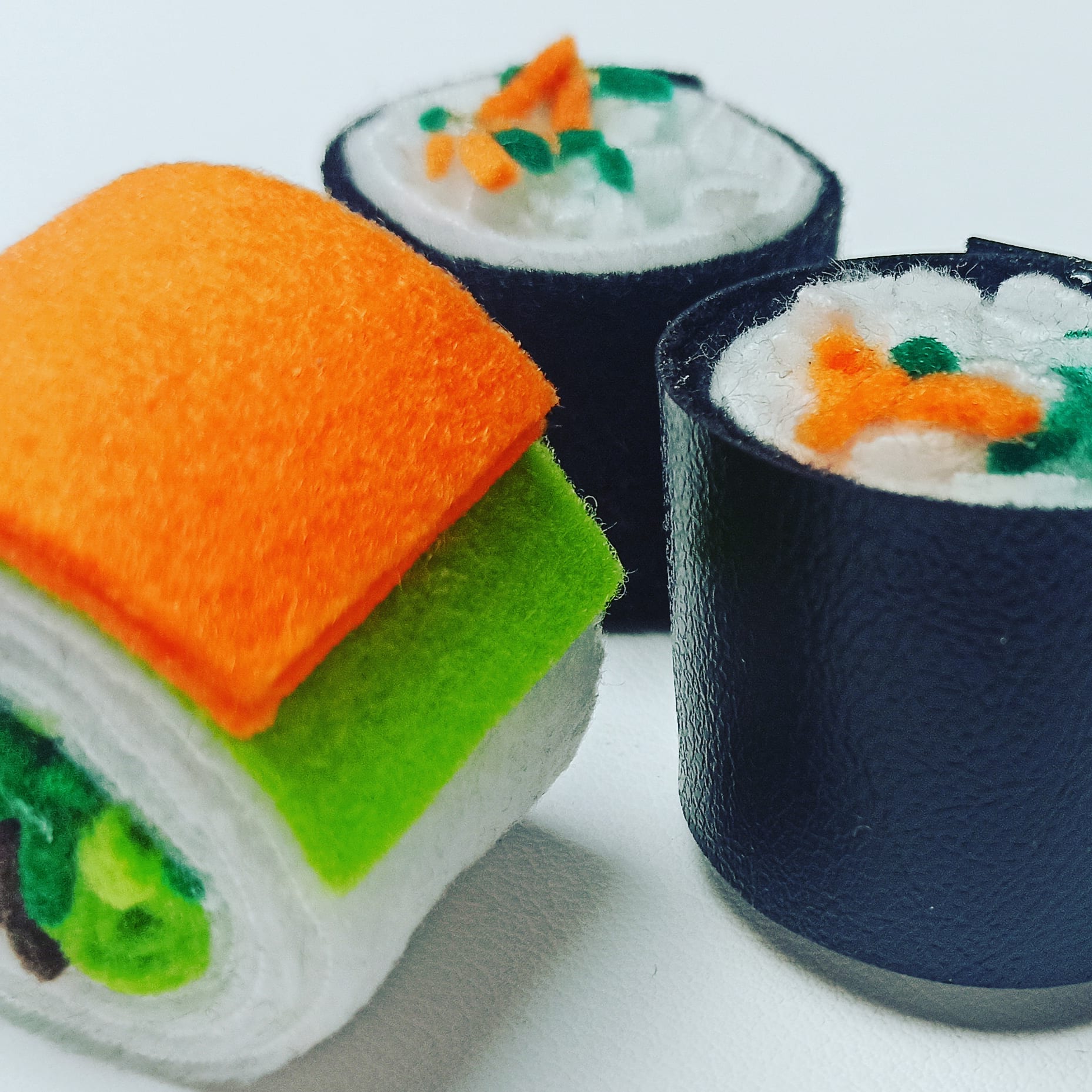 ערכה להכנת 3 מגנטים למקרר בצורת סושי