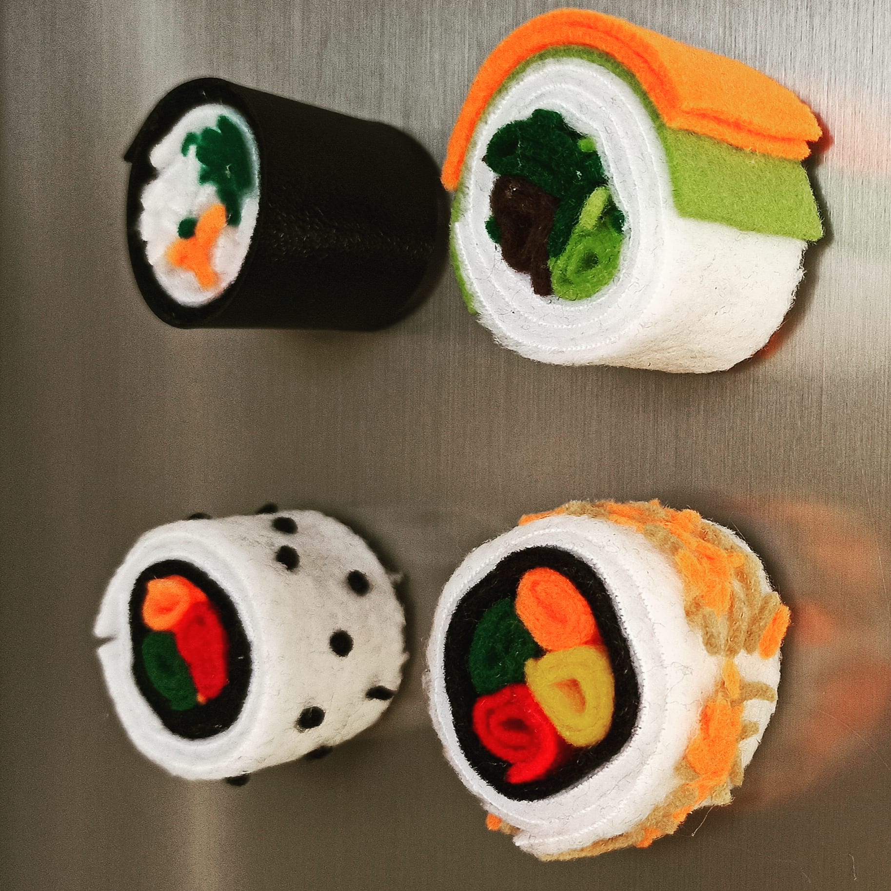 ערכה להכנת 3 מגנטים למקרר בצורת סושי