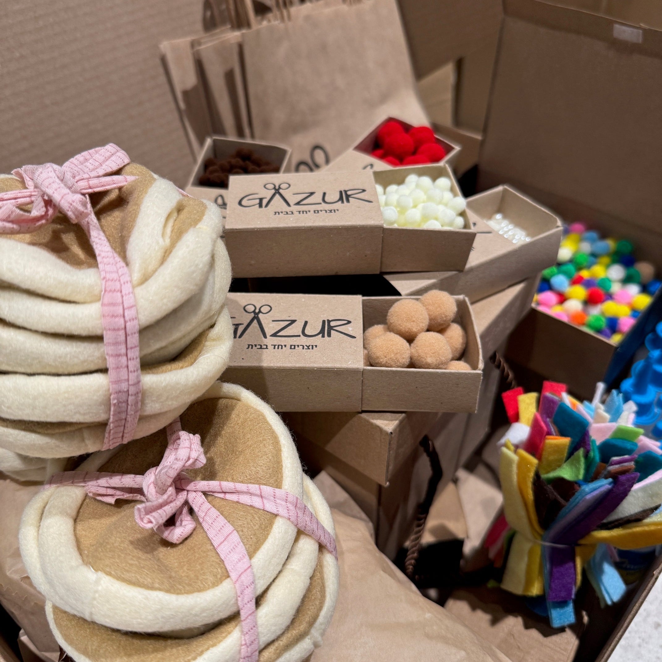 חבילת יצירה  לבית מארח  בתפירה קלה -כריות בצורת סופגניה