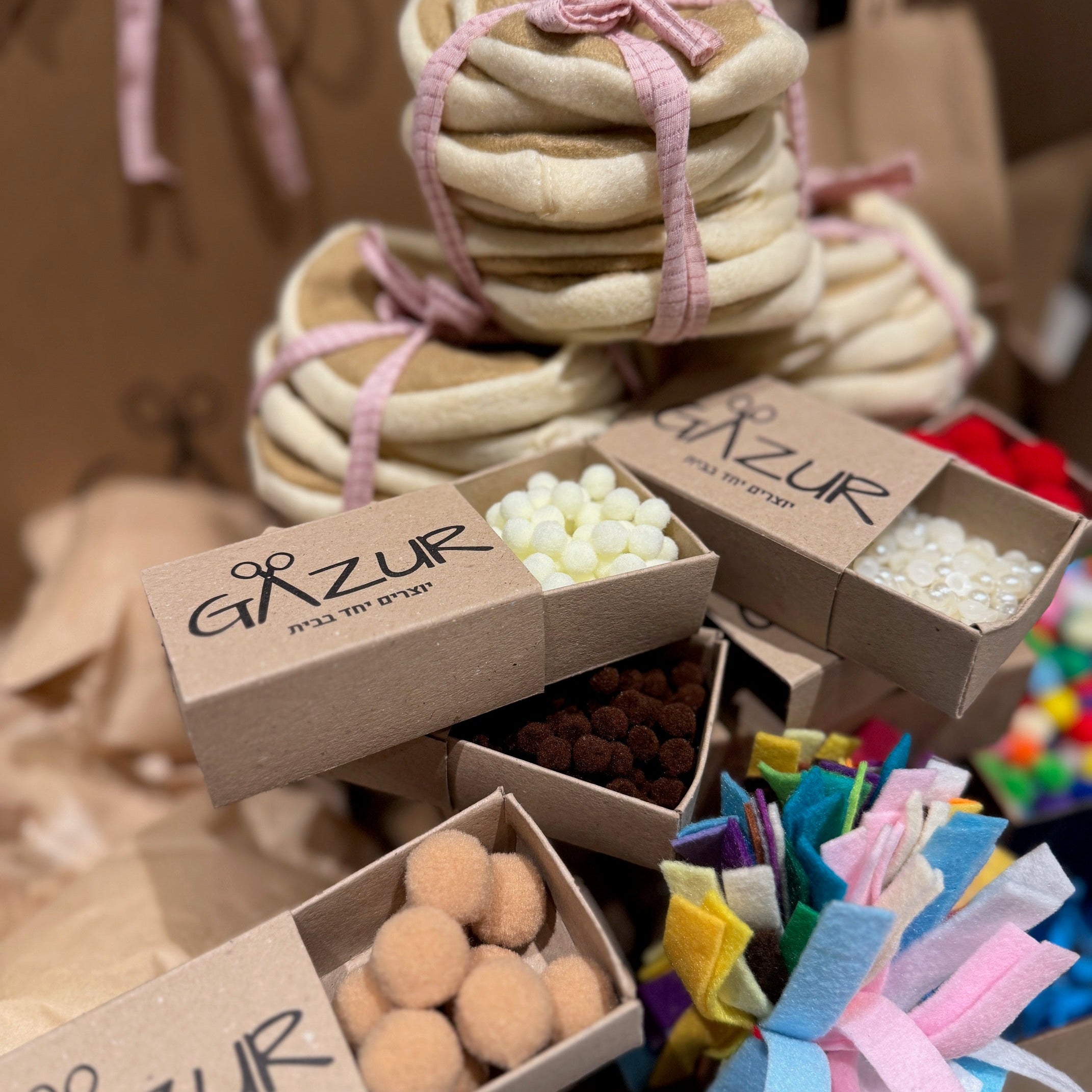 חבילת יצירה  לבית מארח  בתפירה קלה -כריות בצורת סופגניה